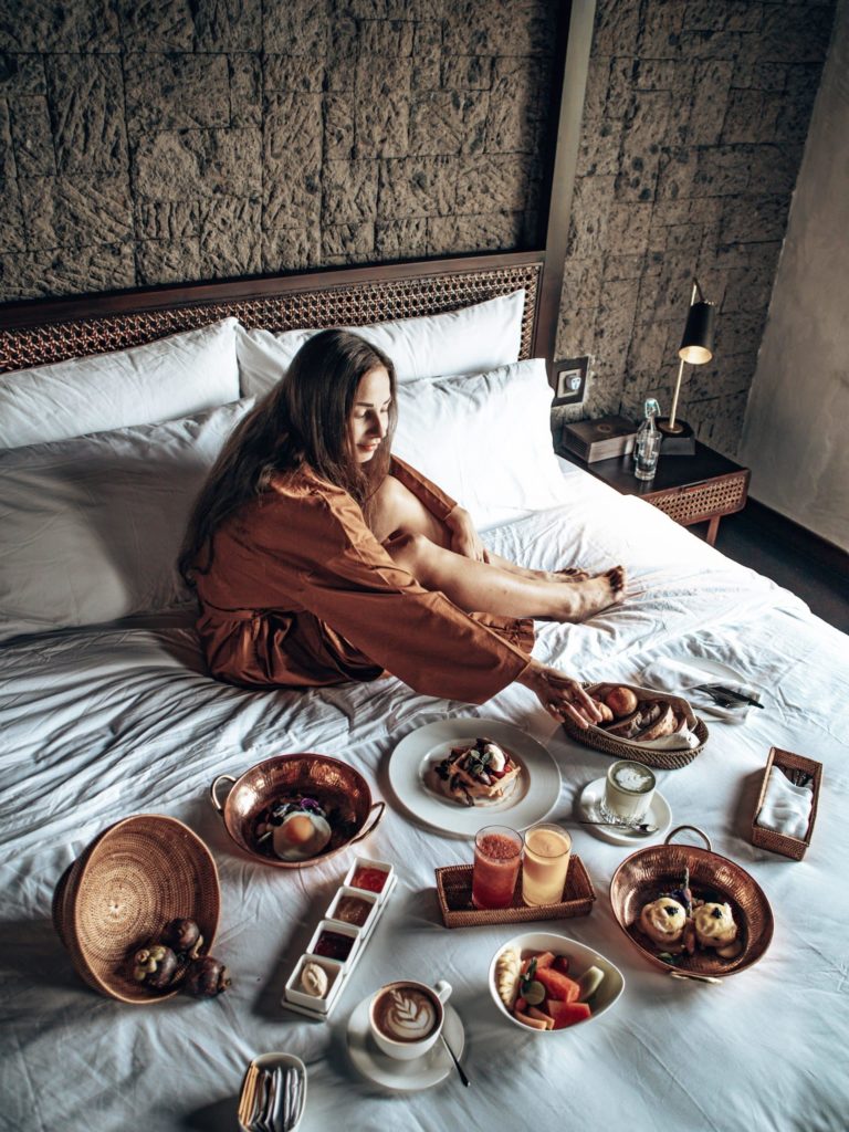 karina a raňajky v posteli