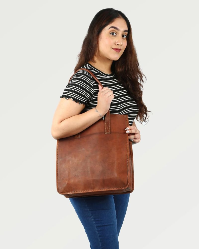 Kožená kabelka taška NJERI s modelkou