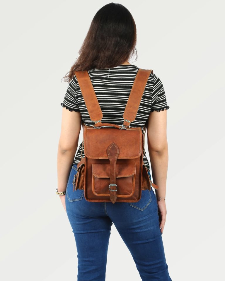 Aktovkový kožený ruksak POLO s modelkou